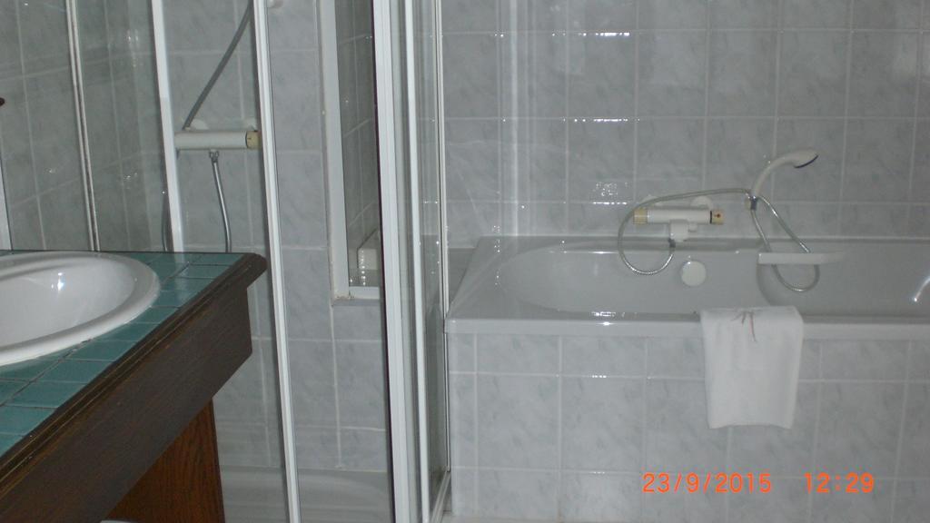 Auberge De L'Atre Quarre-les-Tombes Phòng bức ảnh